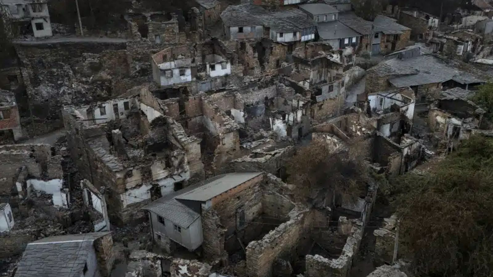 La aldea de San Vicente de Leira, devastada por los incendios forestales