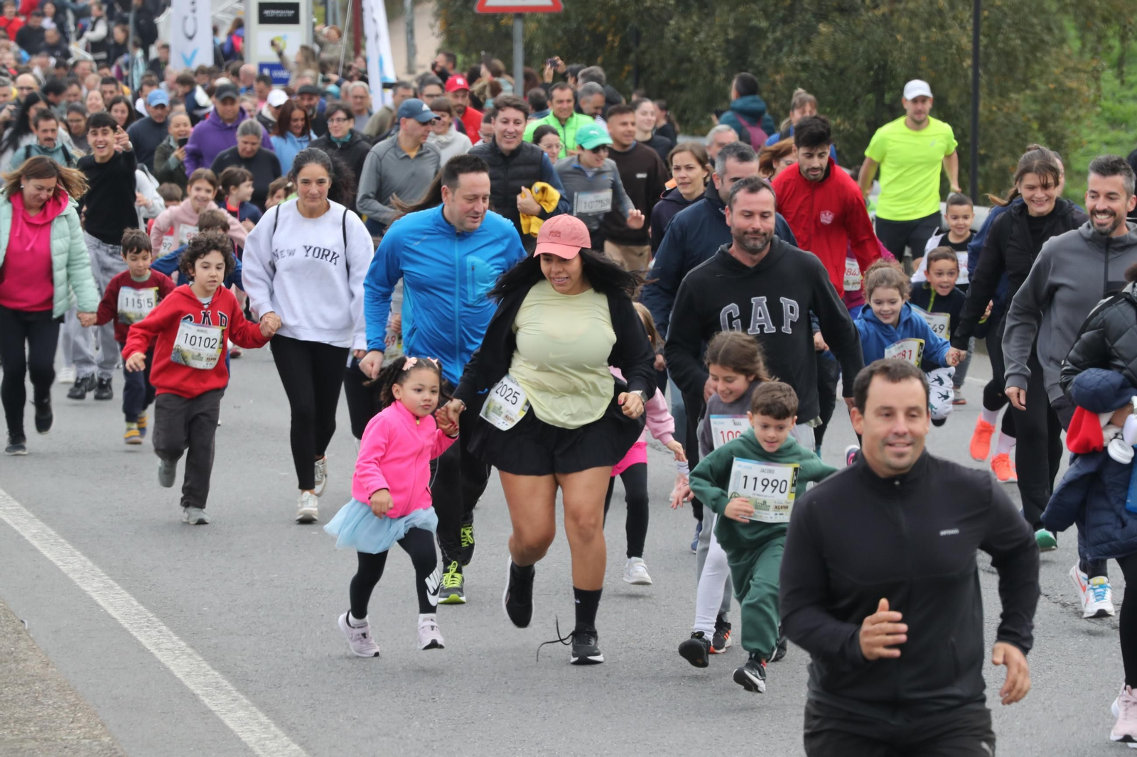 Galería |  Niños y jóvenes, también se divierten recorriendo Ourense durante la Carrera de San Martño