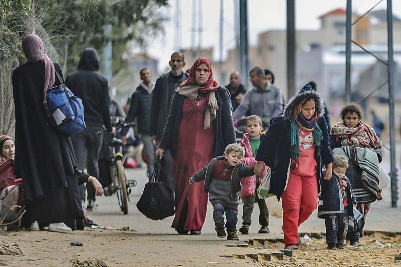 Los palestinos abandonan la zona del hospital Nasser, en el sur de la Franja de Gaza.