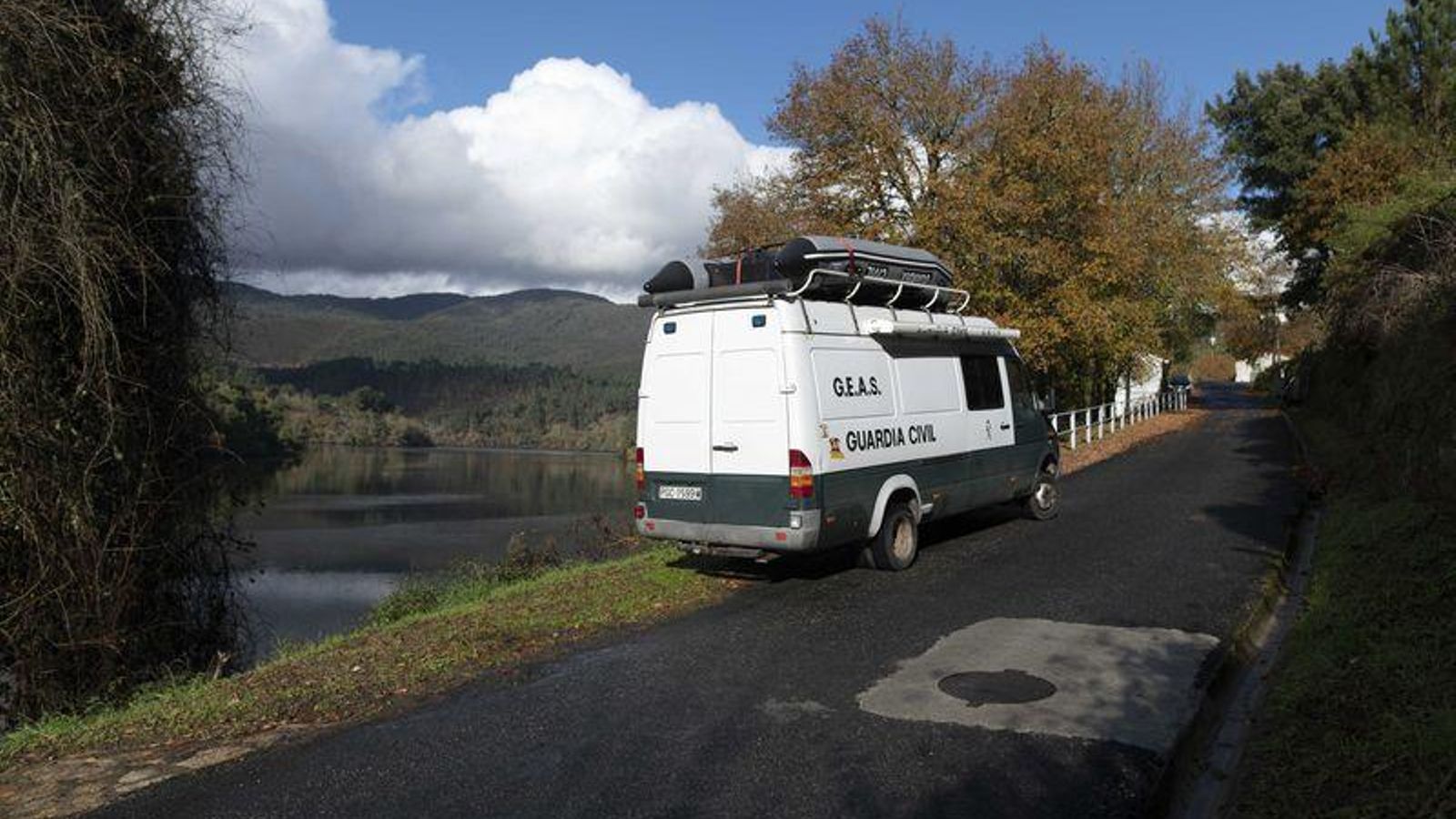 Cortegada 23/12/21 Los GEAS de la guardia civil encuentran el teléfono móvil de la víctima del crimen de Cortegada en el embalse de Frieora junto al balneario antiguo de Cortegada  Fotos Martiño Pinal