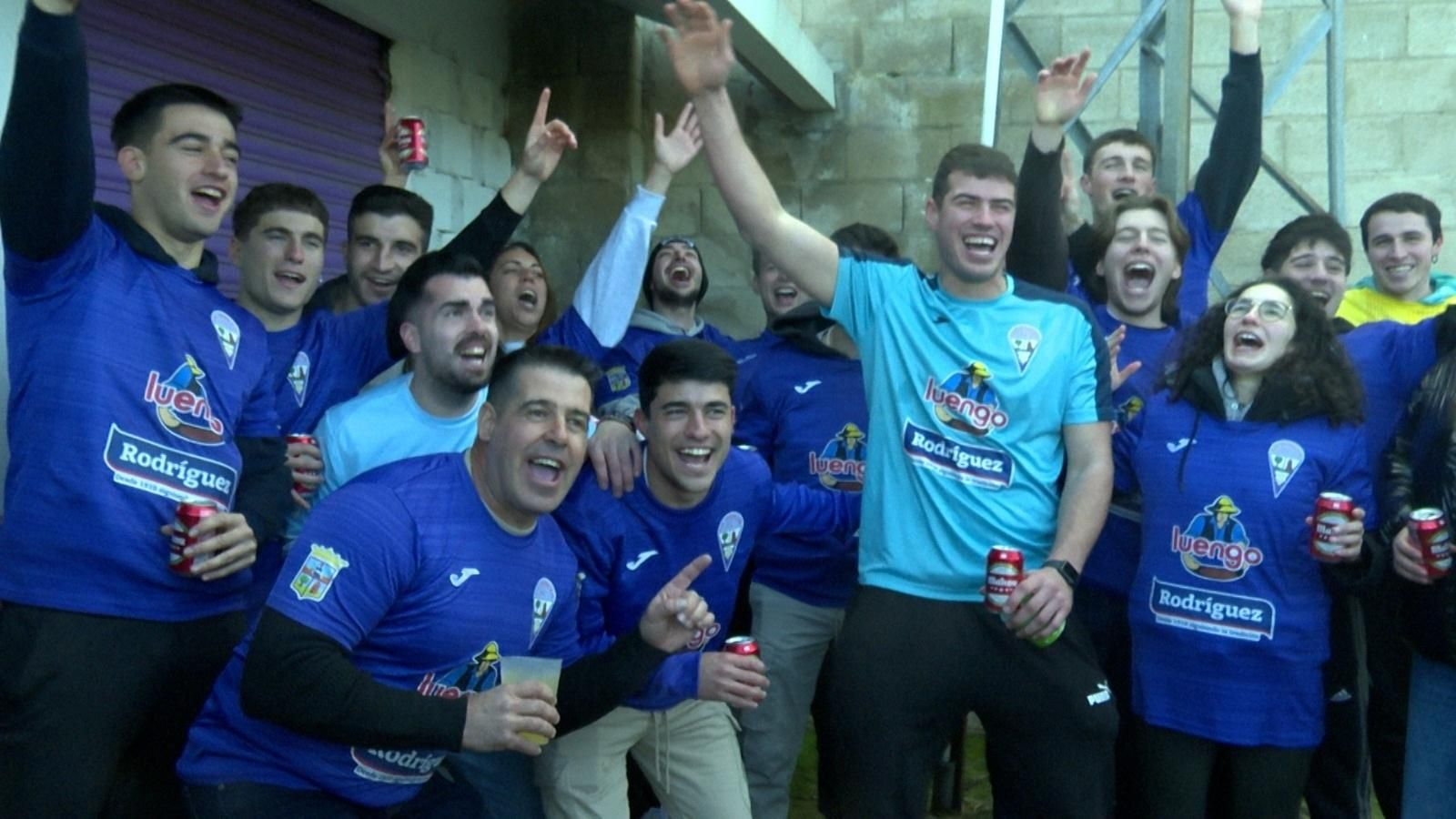 Jugadores del equipo celebran haber ganado El Gordo.