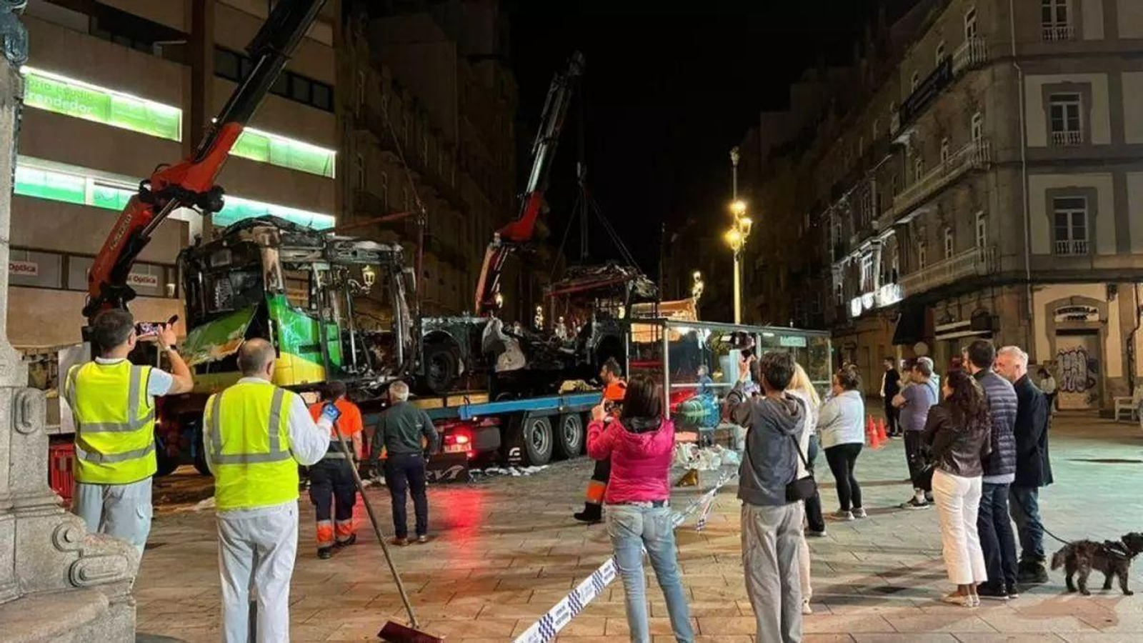 El fuego arrasó uno de los autobuses en la parada de la Farola en 2023