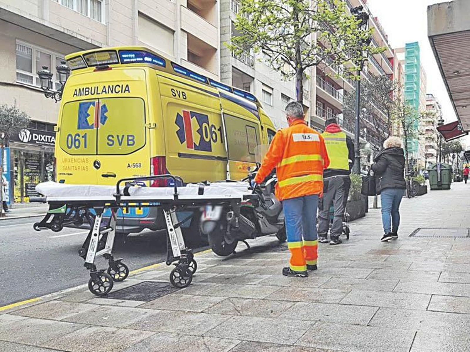 Una ambulancia de los servicios sanitarios durante la atención de una emergencia.