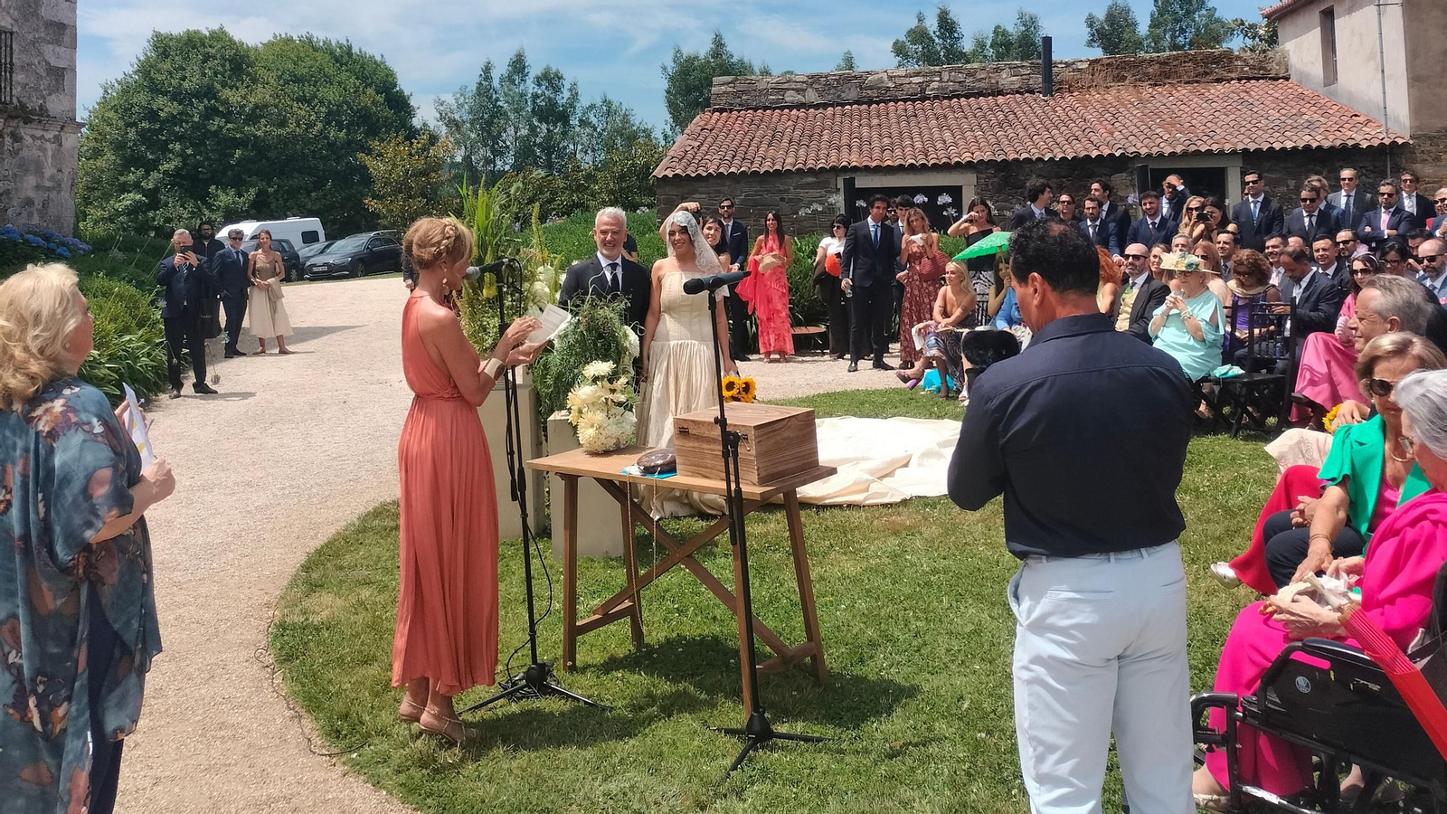 Celebración de la boda de Néstor Barreira y Marilia Martins-Soares en el Pazo San Tirso de Abegondo, en A Coruña.