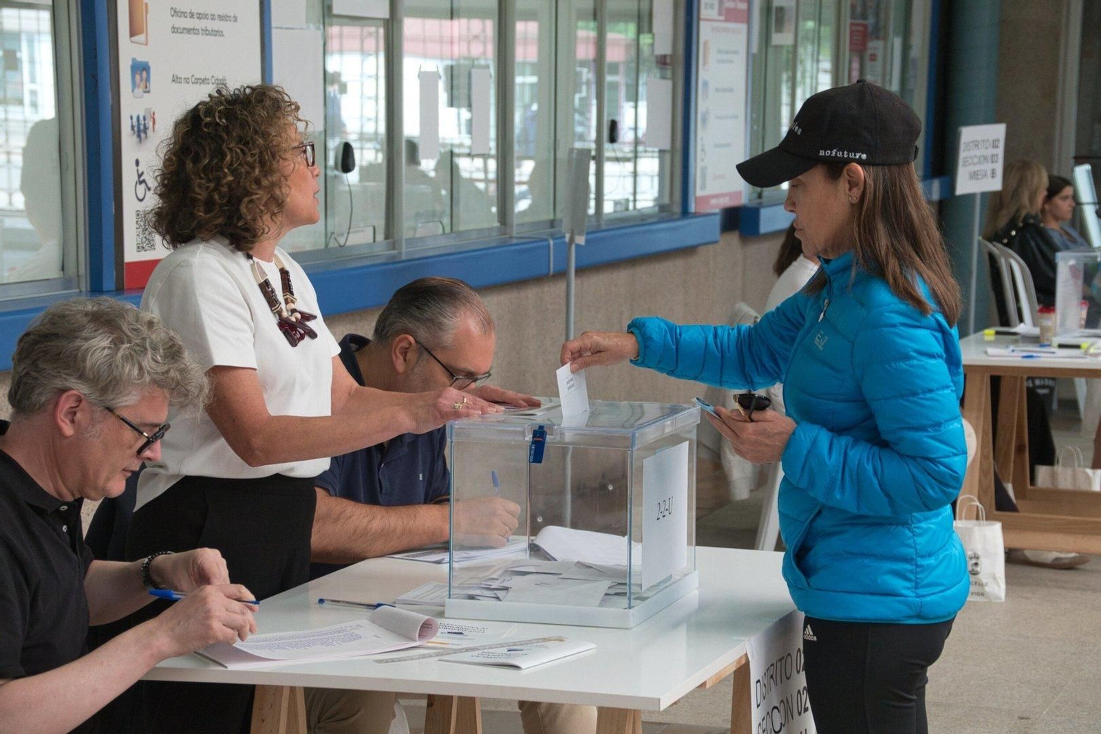 Ciudadanos de Vigo acudieron a votar en las elecciones europeas.