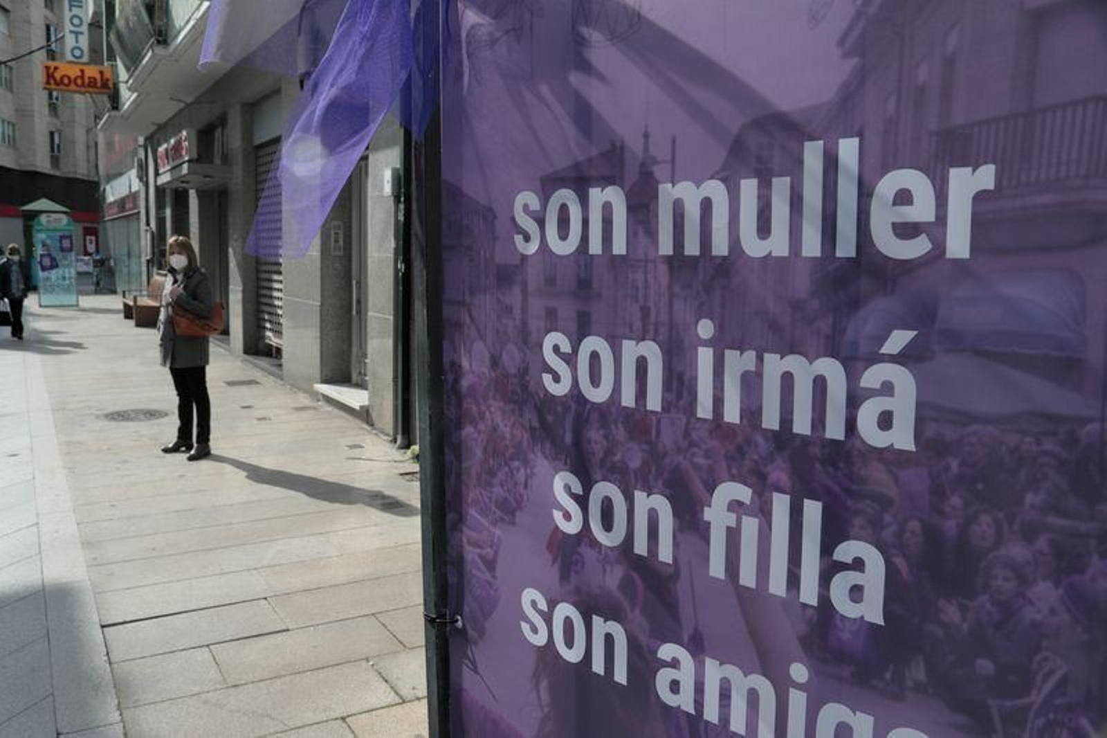 VERÍN 8/03/2021.- Cartelería 8-M en Verín. José Paz