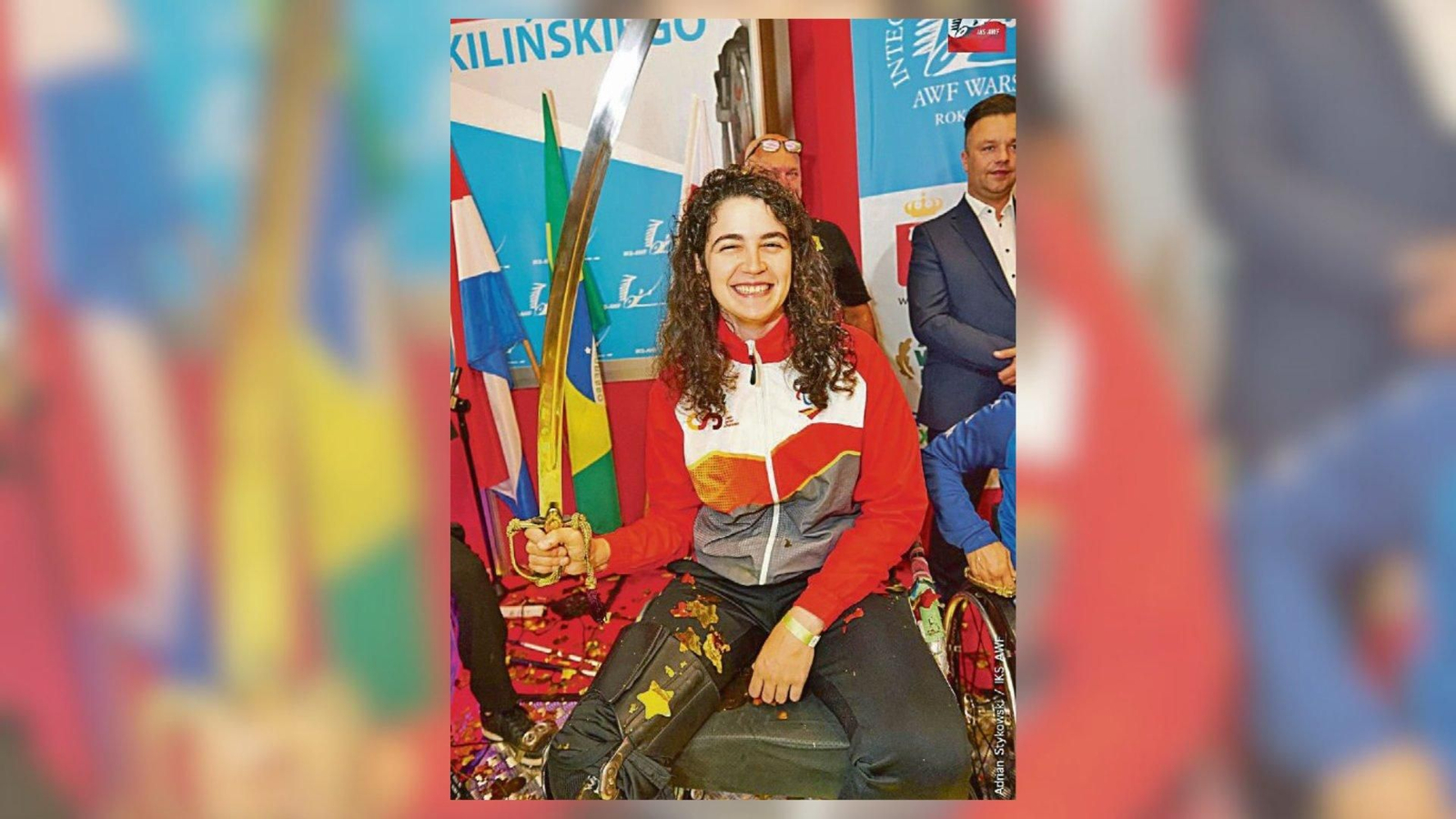 La tiradora de El Olivo sonríe con una espada ornamental en la mano.