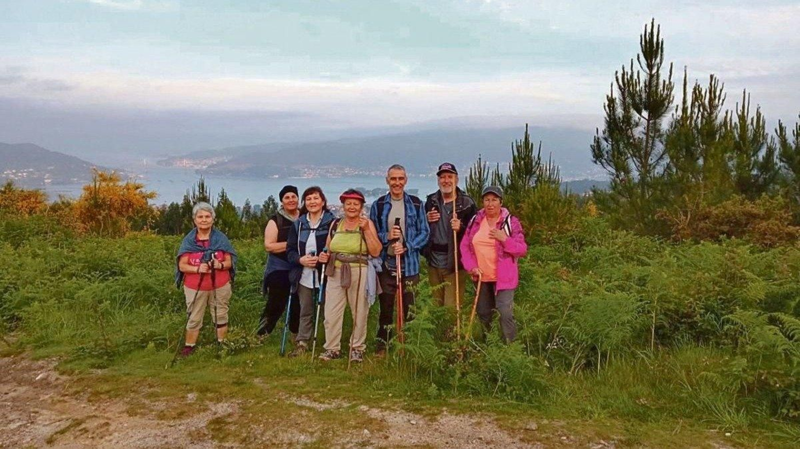 Un grupo de Peregrinos realizando el Camino a Santiago sin Asfalto.