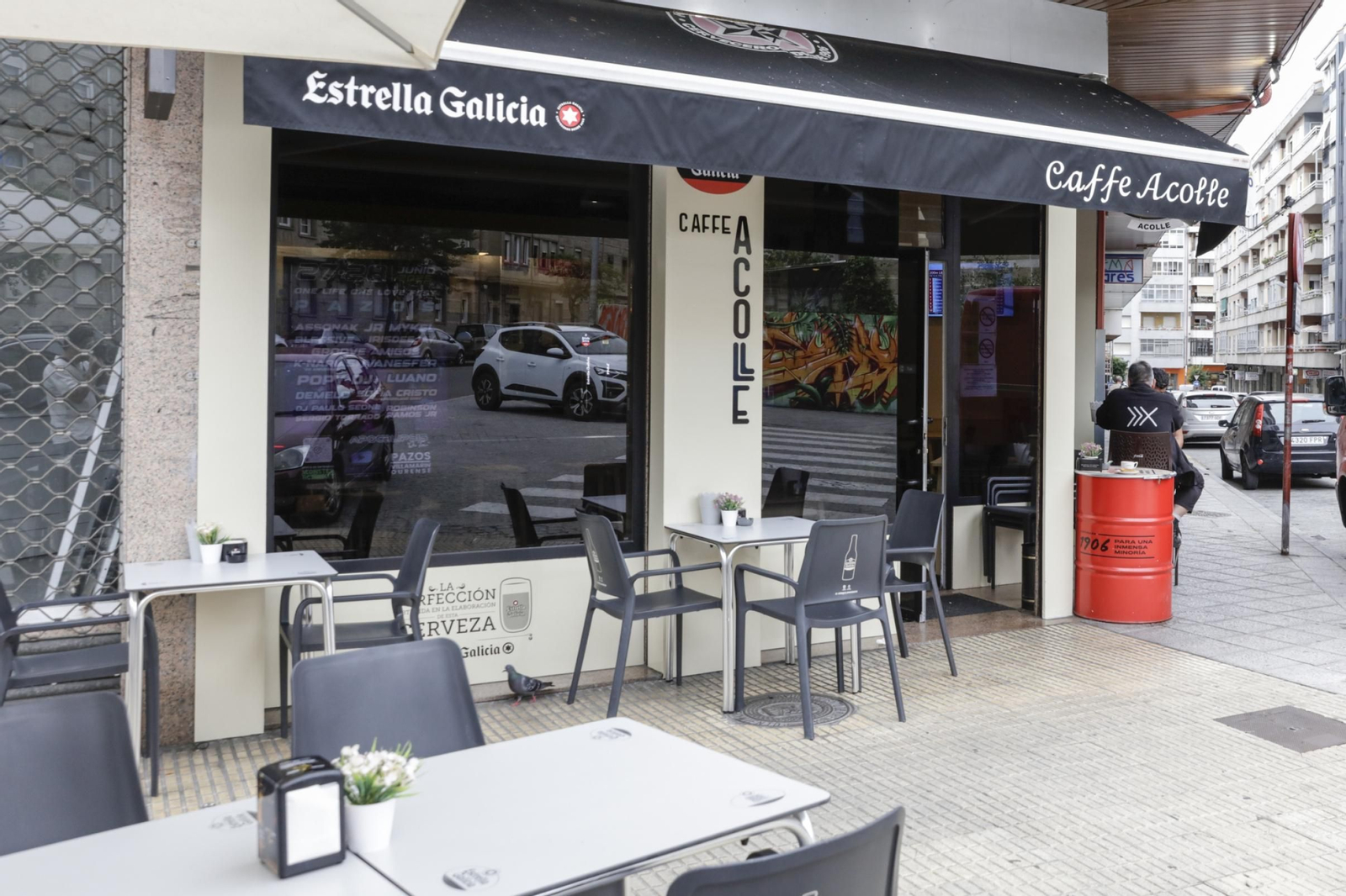 Fachada del Café Acolle con terraza donde disfrutar de la llegada del buen tiempo.