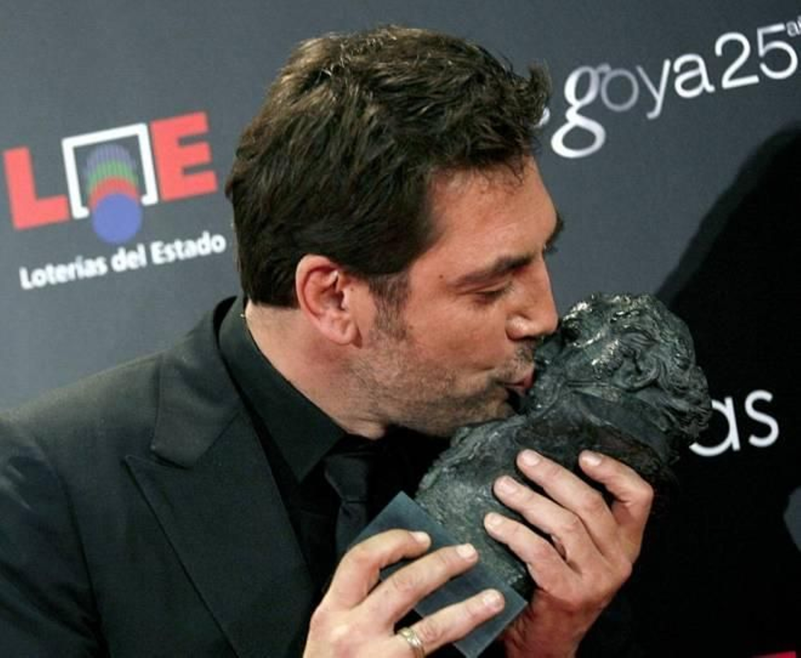 Javier Barden besa a su Goya como actor principal.