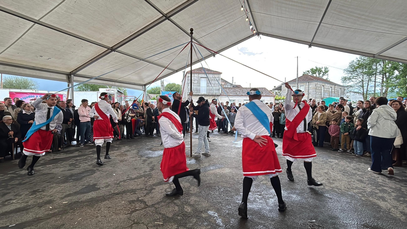 Los Danzantes durante uno de sus bailes, conocido como ‘a lenta’.