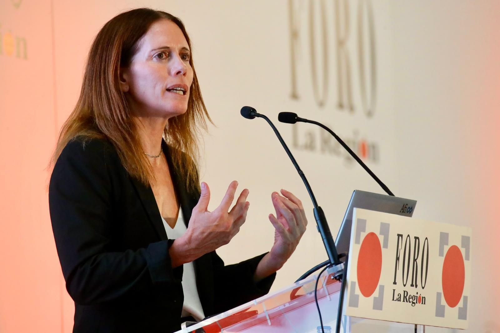 Galería | Numerosos invitados se dan cita en el Foro La Región para escuchar a Luciana Taft, consultora de AFI