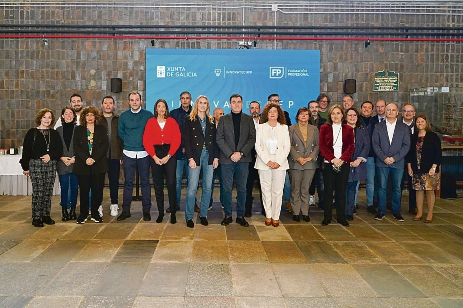 Participantes en el lanzamiento del reto de innovación tecnológica de FP, con el conselleiro (c).