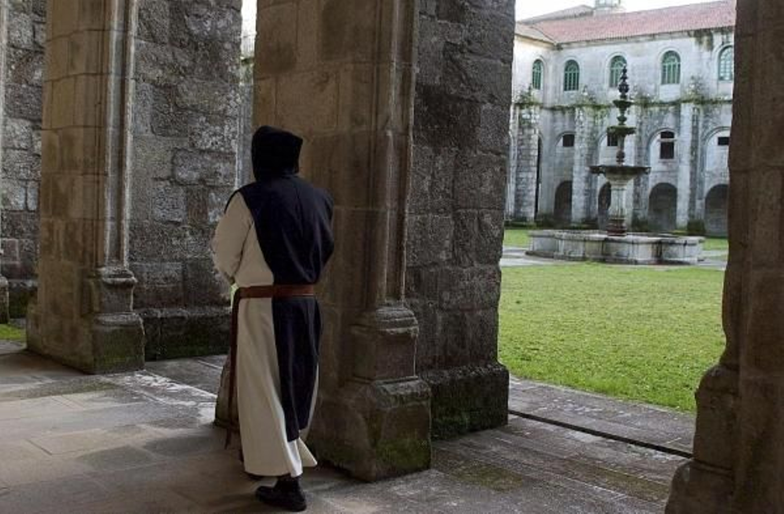 Uno de los monjes de la comunidad cisterciense que residen en Oseira camina en el interior del monasterio ourensano. (Foto: EFE)