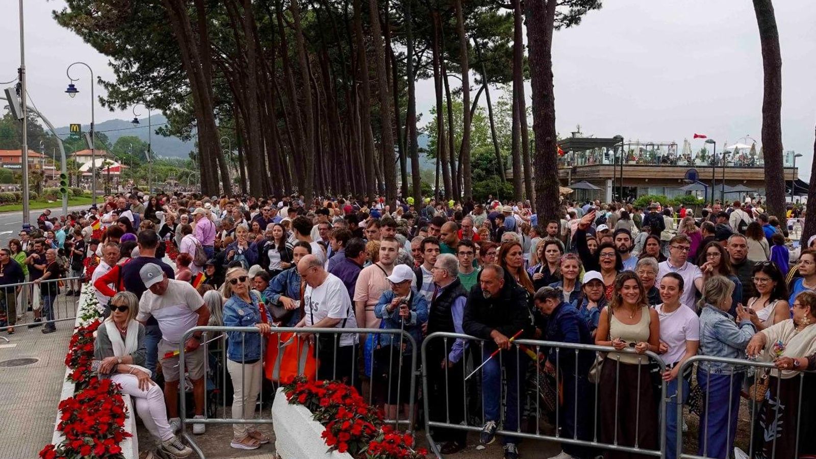 Miles de personas asistieron desde primera hora de la mañana en la avenida de Samil.