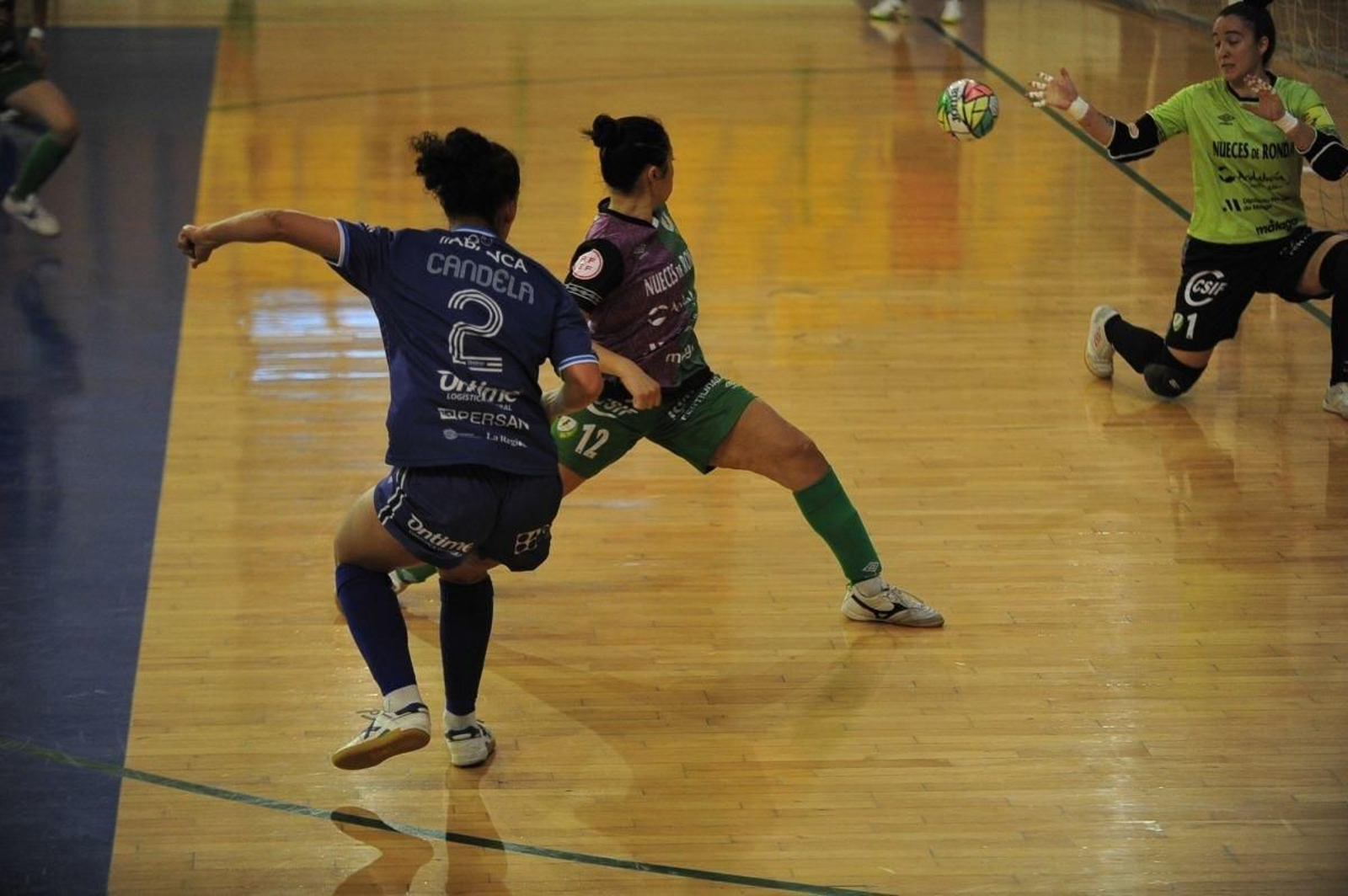 Candela remata a la portería del Torcal, la pasada semana en el Pazo.
