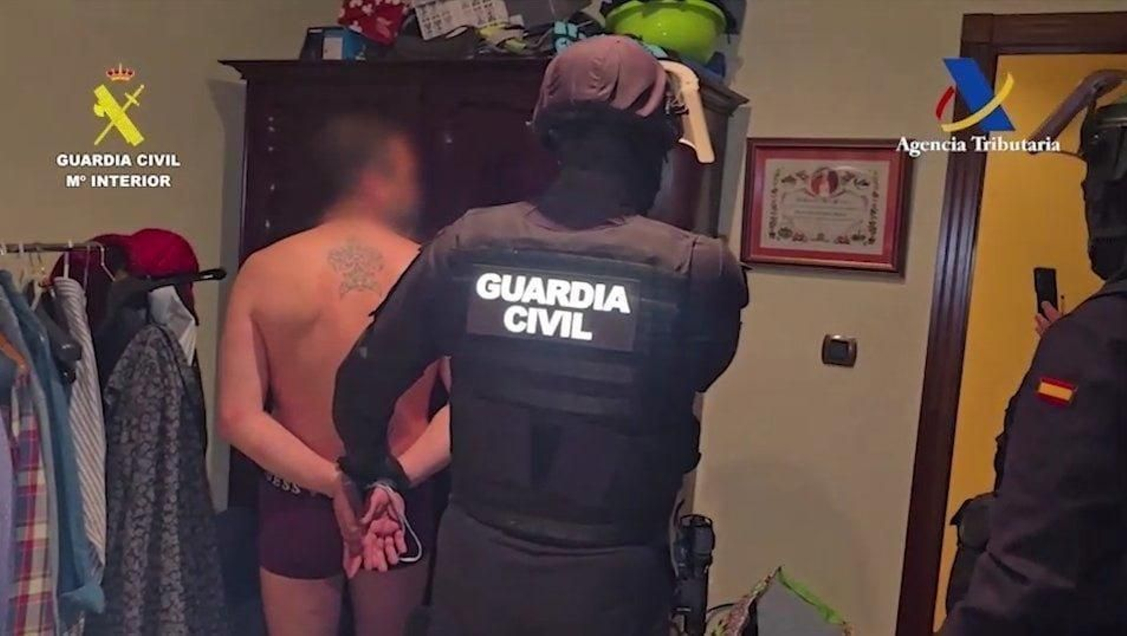 Uno de los implicados siendo detenido por un agente de la Guardia Civil.