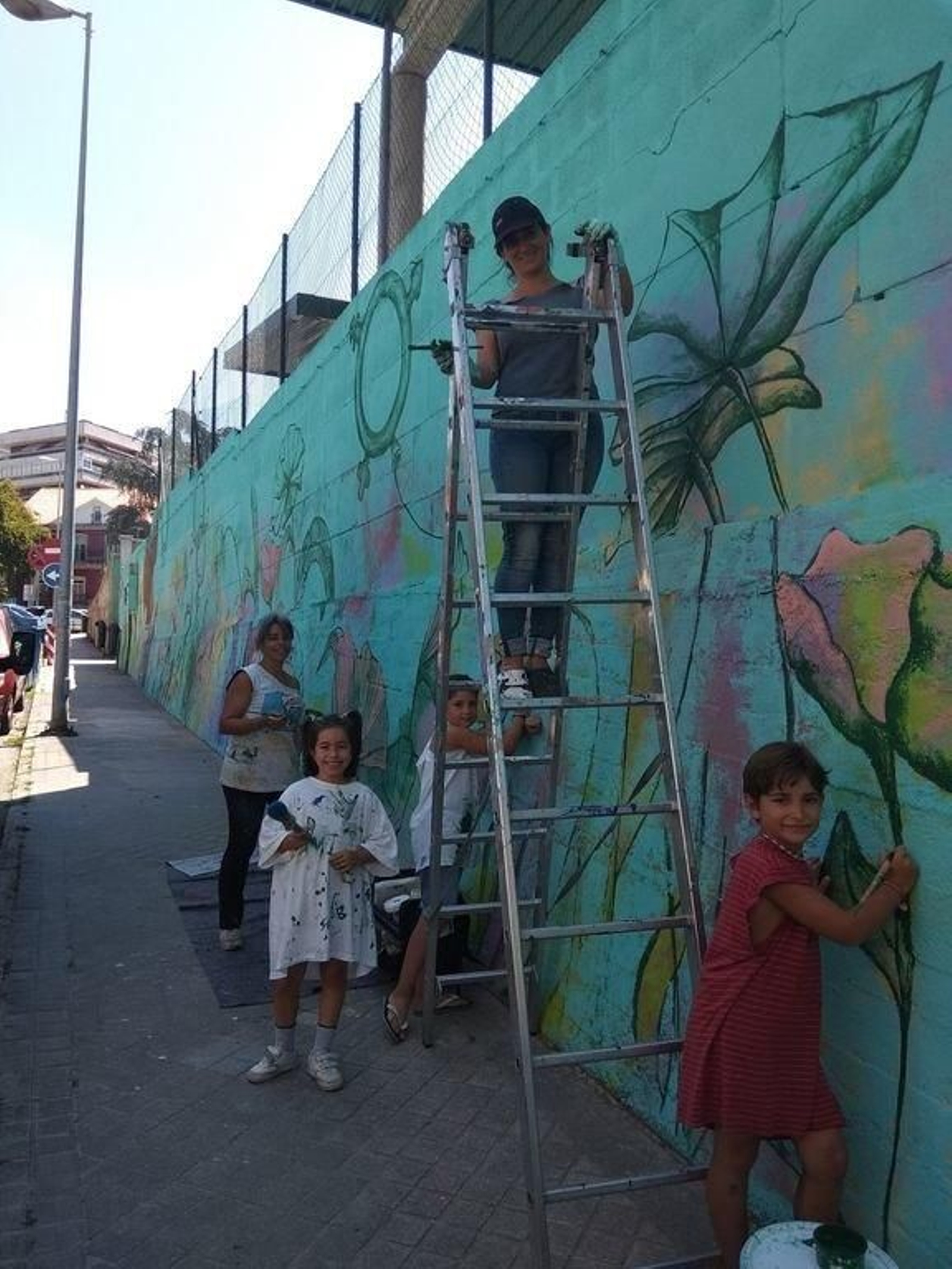 Begoña Pérez-Herrrera (en la escalera), con Rosalía Soler y sus pequeños ayudantes.
