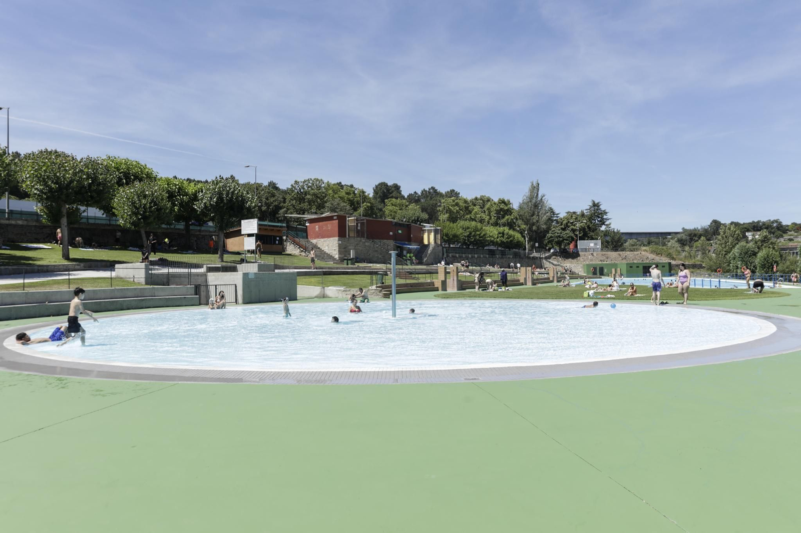 Galería | Primera jornada de las piscinas de Oira abiertas en el día más caluroso del 2026 en Ourense