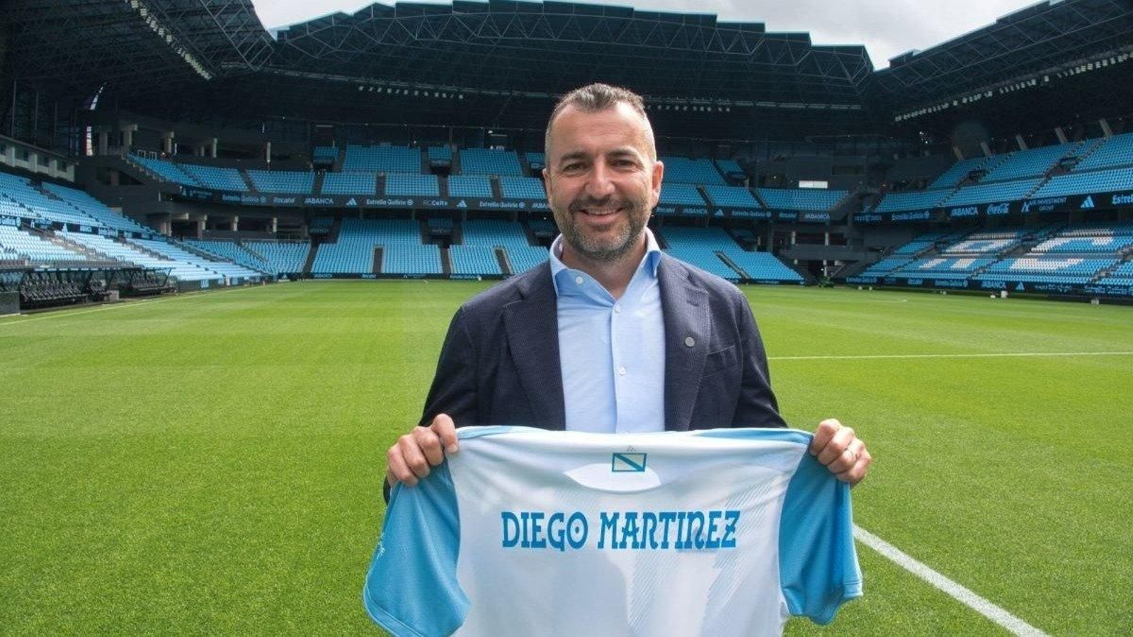 Diego Martínez, seleccionador de Galicia, con la Irmandiña en Balaídos.