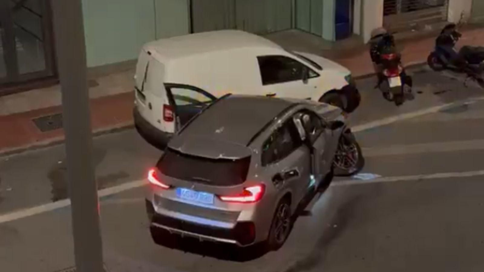 El vehículo de Álex Sola, jugador del Almería, empotrado contra una furgoneta estacionada en la Avenida de Montserrat (Almería).