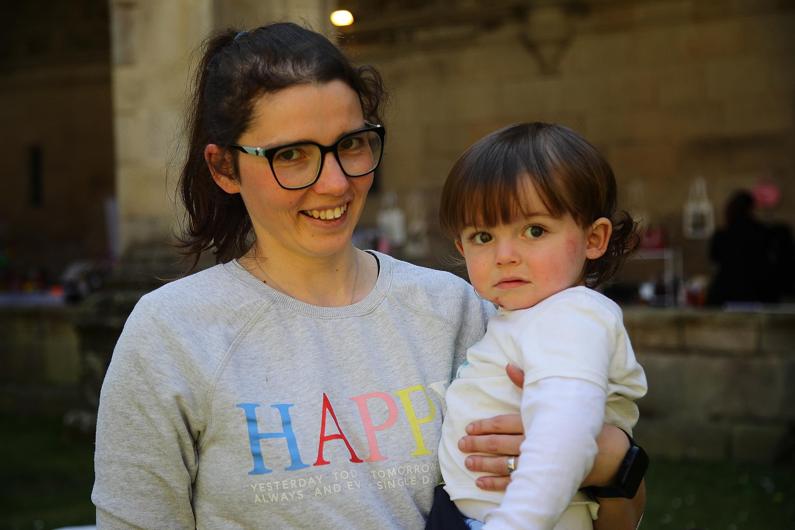 Madre e hijo. Noemí e Izan durante la Festa da Faba en Celanova.