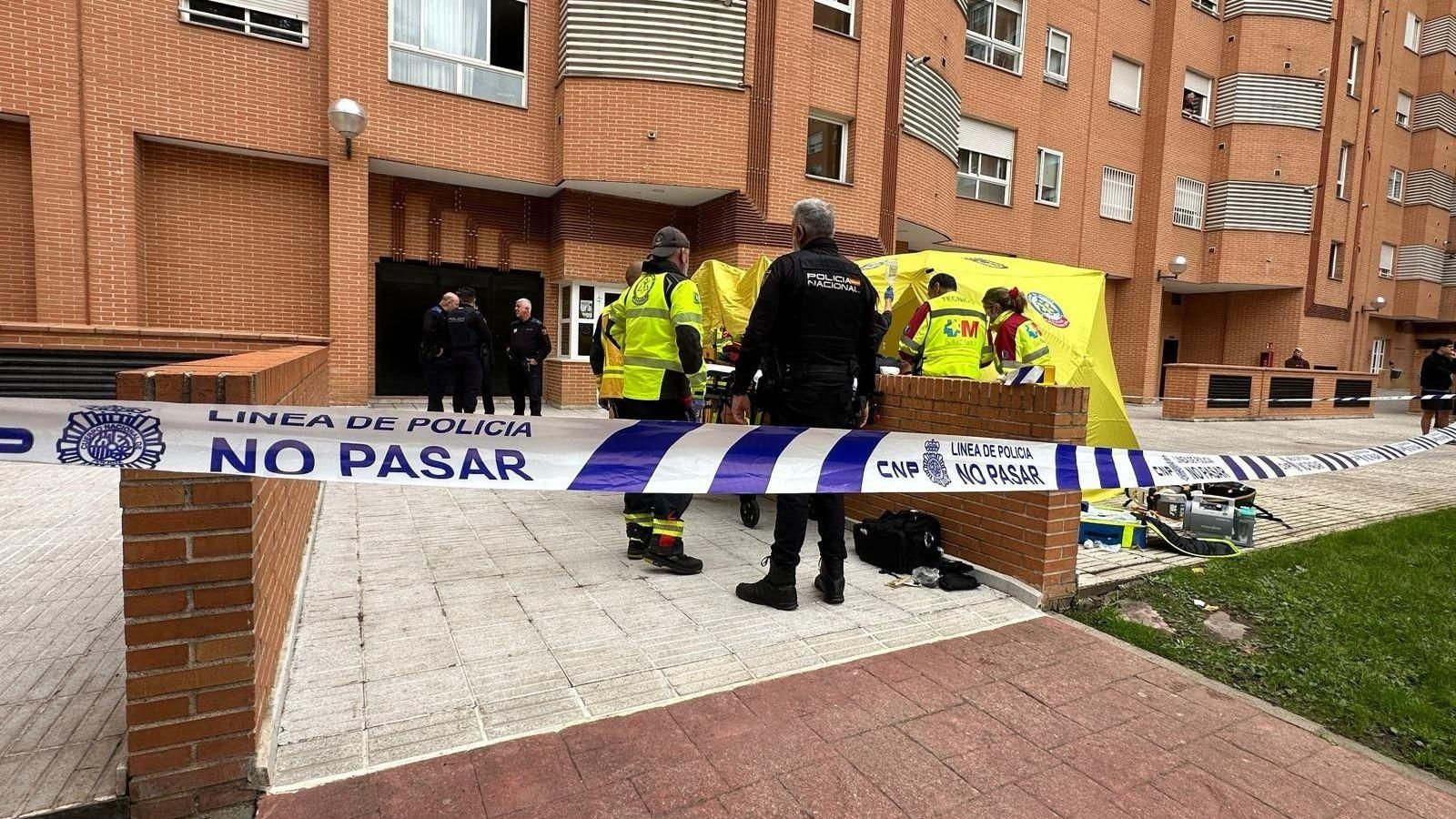 Servicios sanitarios de emergencias atienden a la mujer apuñalada en Carabanchel.