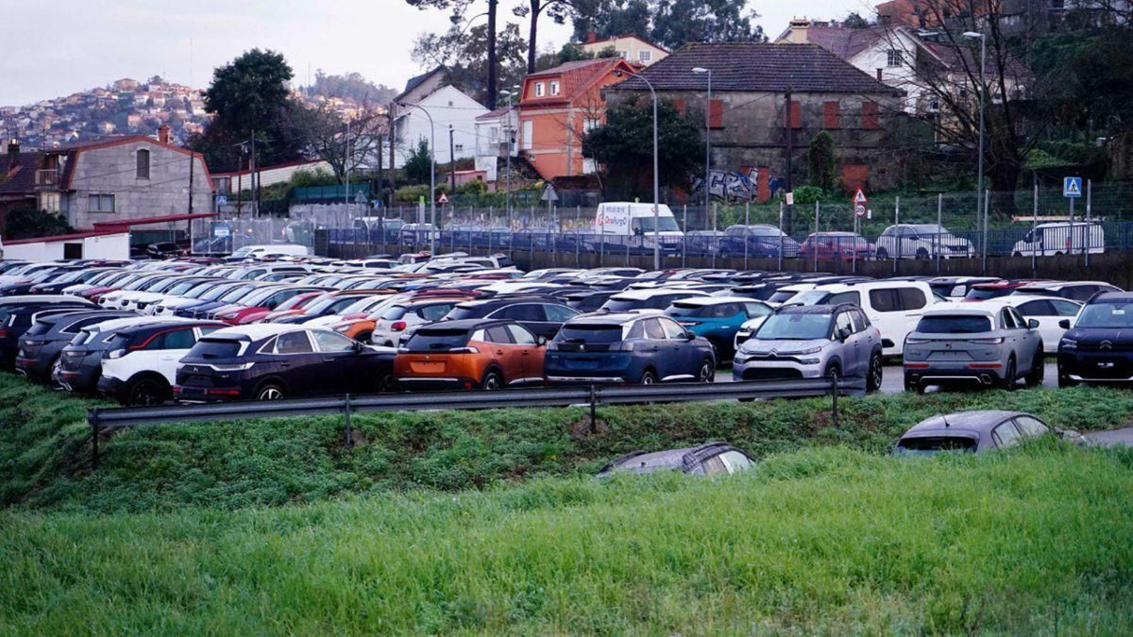 Cientos de coches depositados en los terrenos situados enfrente del Seminario, en avenida de Madrid.