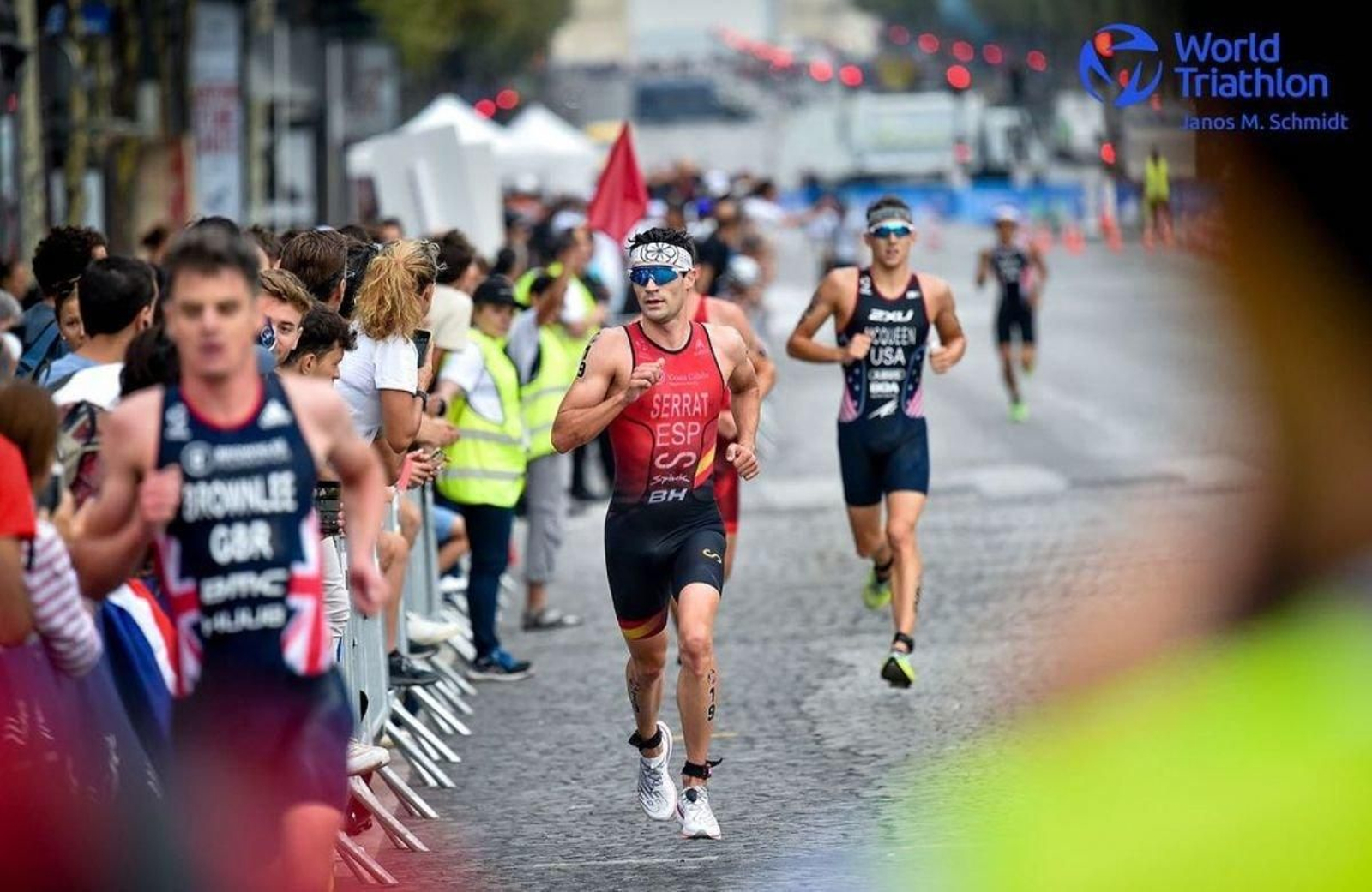 Antonio Serrat mira hacia un lado en una carrera de la Copa del Mundo de trialtón.