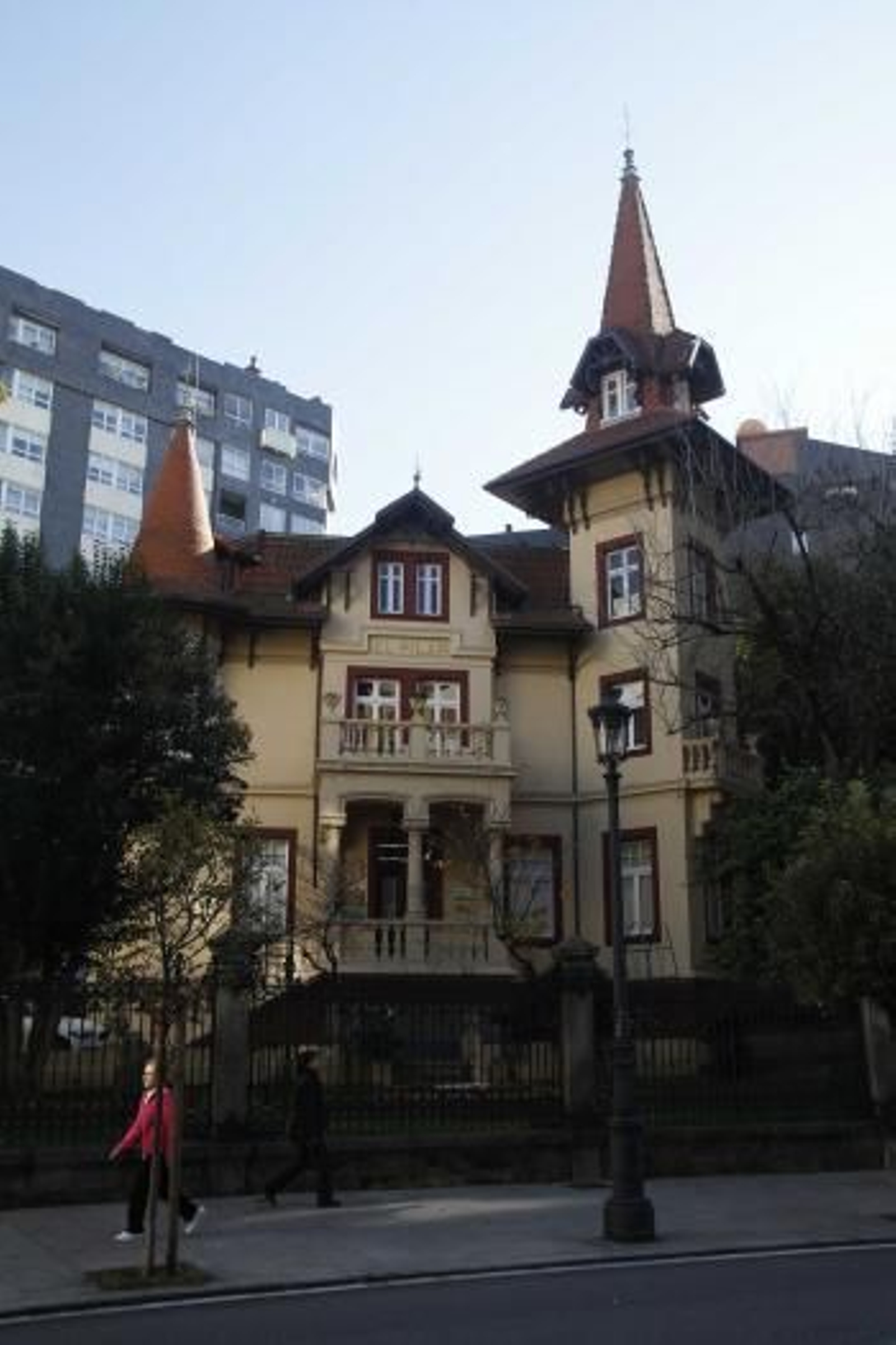 Encajada entre edificios, el perfil del chalet El Pilar sorprende en medio de López Mora.