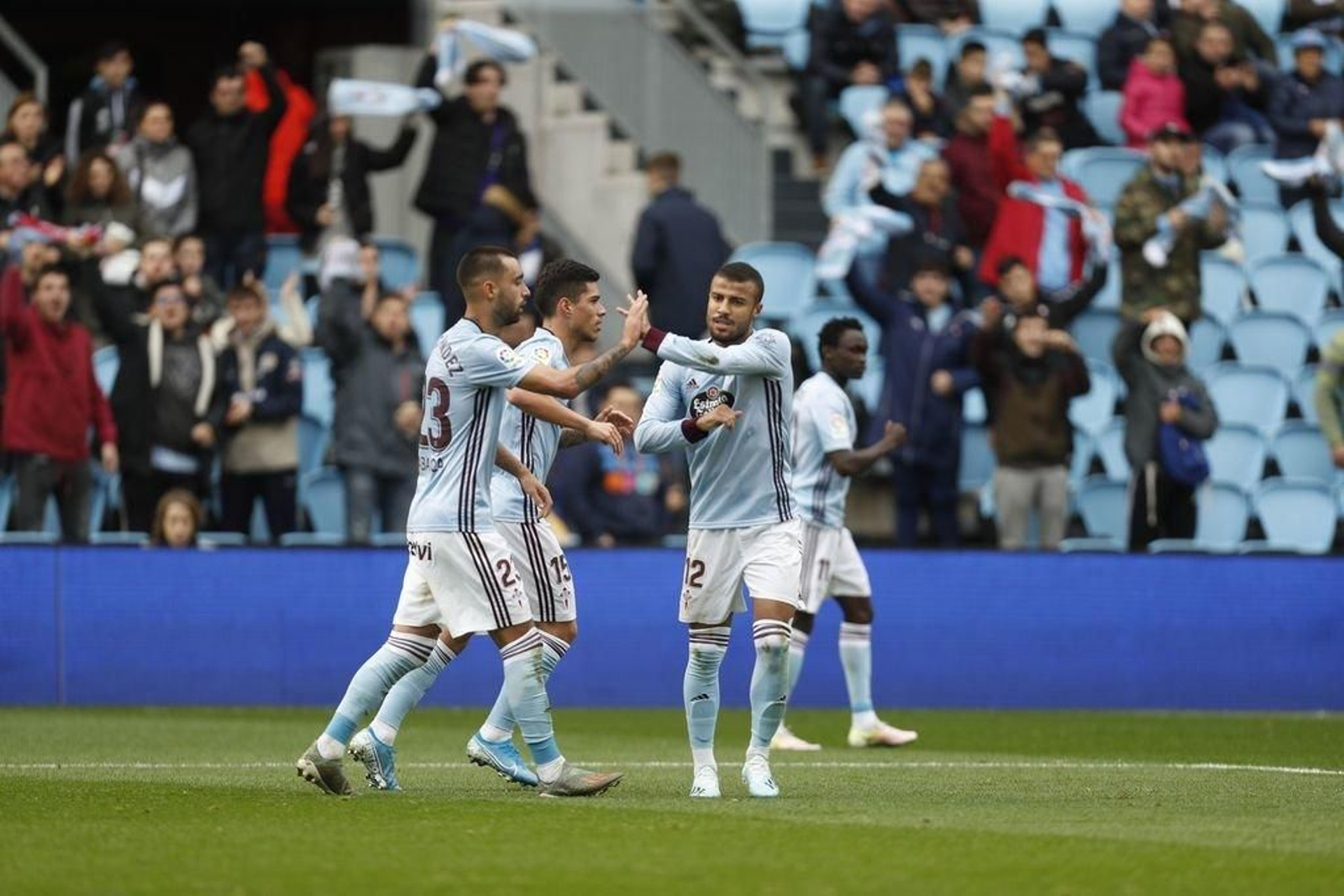 Brais Méndez se saluda con Rafinha tras uno de los goles celestes durante el partido disputado ayer en el estadio de Balaídos.
