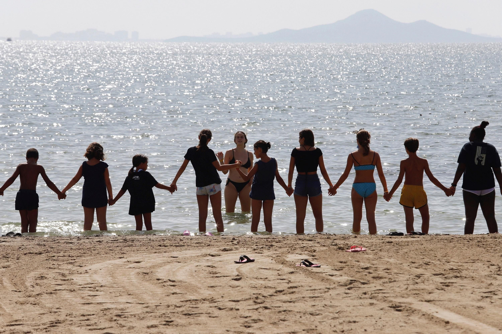 Decenas de murcianos se cogen de las manos a las orillas del Mar Menor.