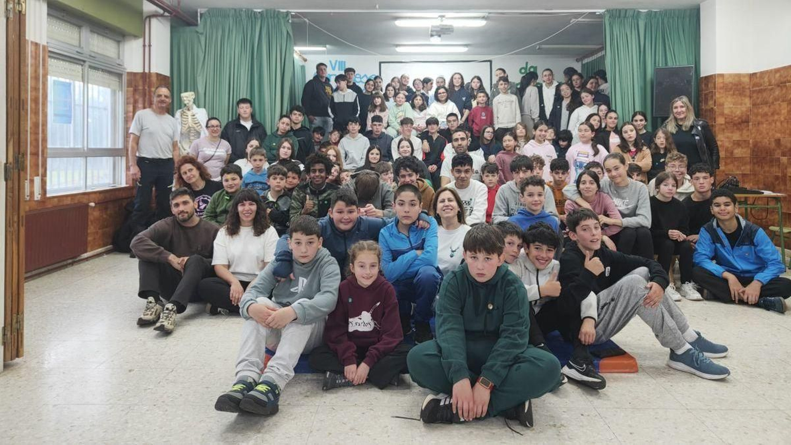Alumnado participante en el Congreso Científico da Montaña, celebrado en el CPI de Cervantes, Lugo.