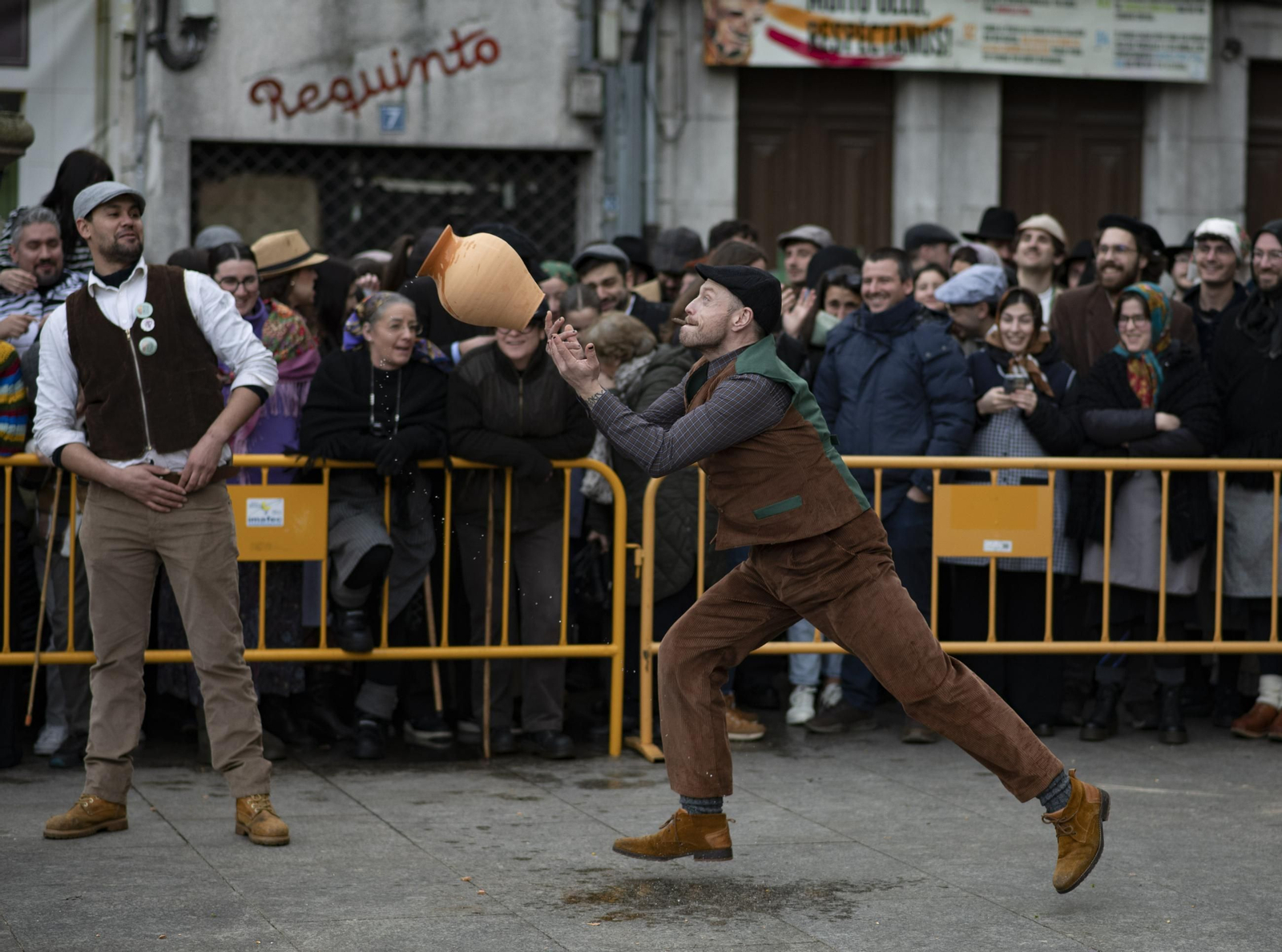 Galería |  Xinzo celebra su Domingo Oleiro con las olas volando en la Plaza Mayor