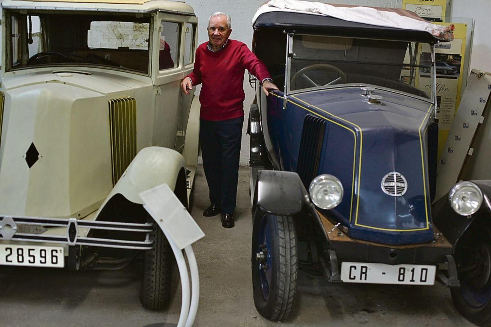 Luis, el coleccionista, con las piezas más antiguas de la colección. El RNN (color negro) está fabricado en 1927 tiene cuatro asientos y el interior de madera totalmente restaurada. Él y su padre lo fueron a buscar con un remolque a Ciudad Real, era pura chatarra y les costó 500 pesetas.   El modelo de color claro es un Vivasix del año 1932.