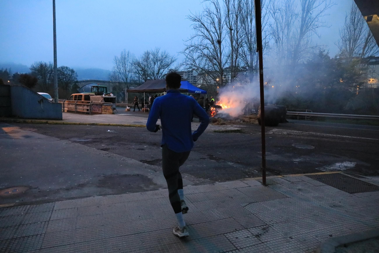Galería | Largas hileras de tractores bloquean la N-120 en Ourense, en el cuarto fin de semana de protestas
