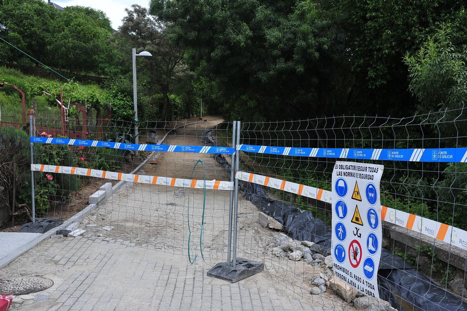 Polvorín vallado sin acceso al resto del camino por las obras.