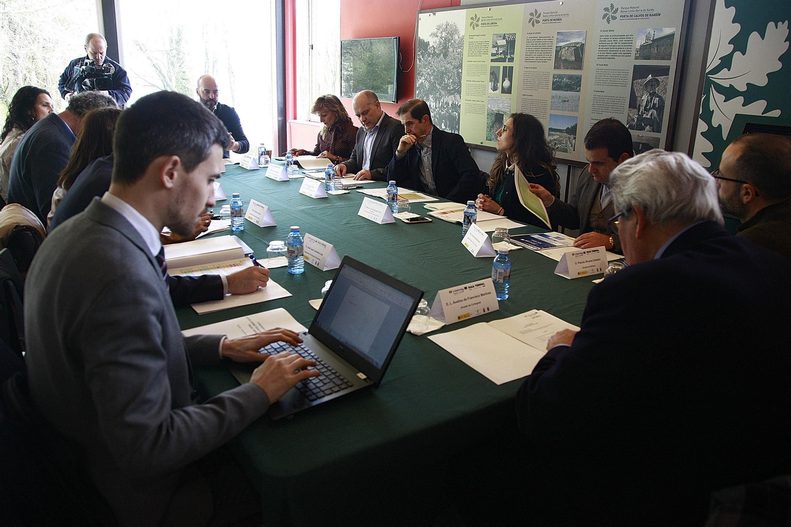 Técnicos y autoridades en la reunión presidida por Francisco Marín ayer en Bande.