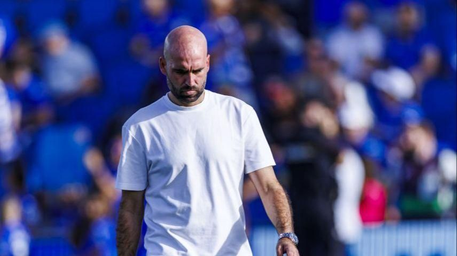 Claudio Giráldez, con rostro serio, antes del inicio de la segunda mitad del partido de ayer.