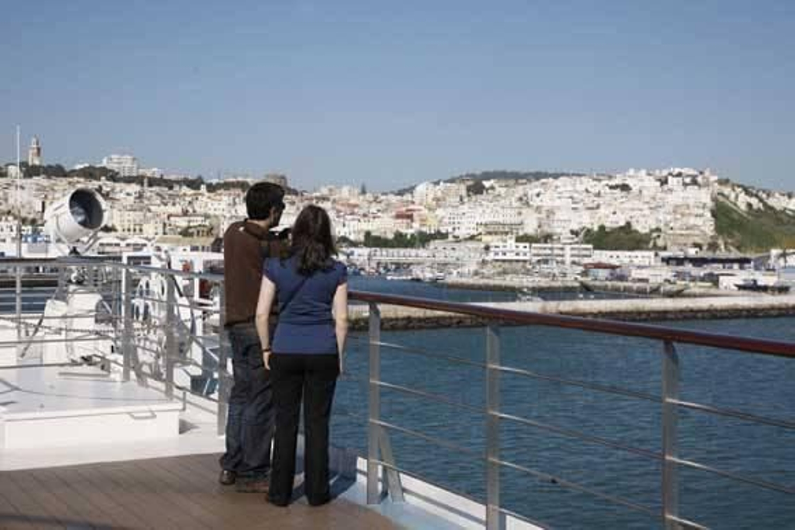 Salida de Tanger, Marruecos, desde una terminal comercial, pese a la importancia del puerto. foto: lubian.