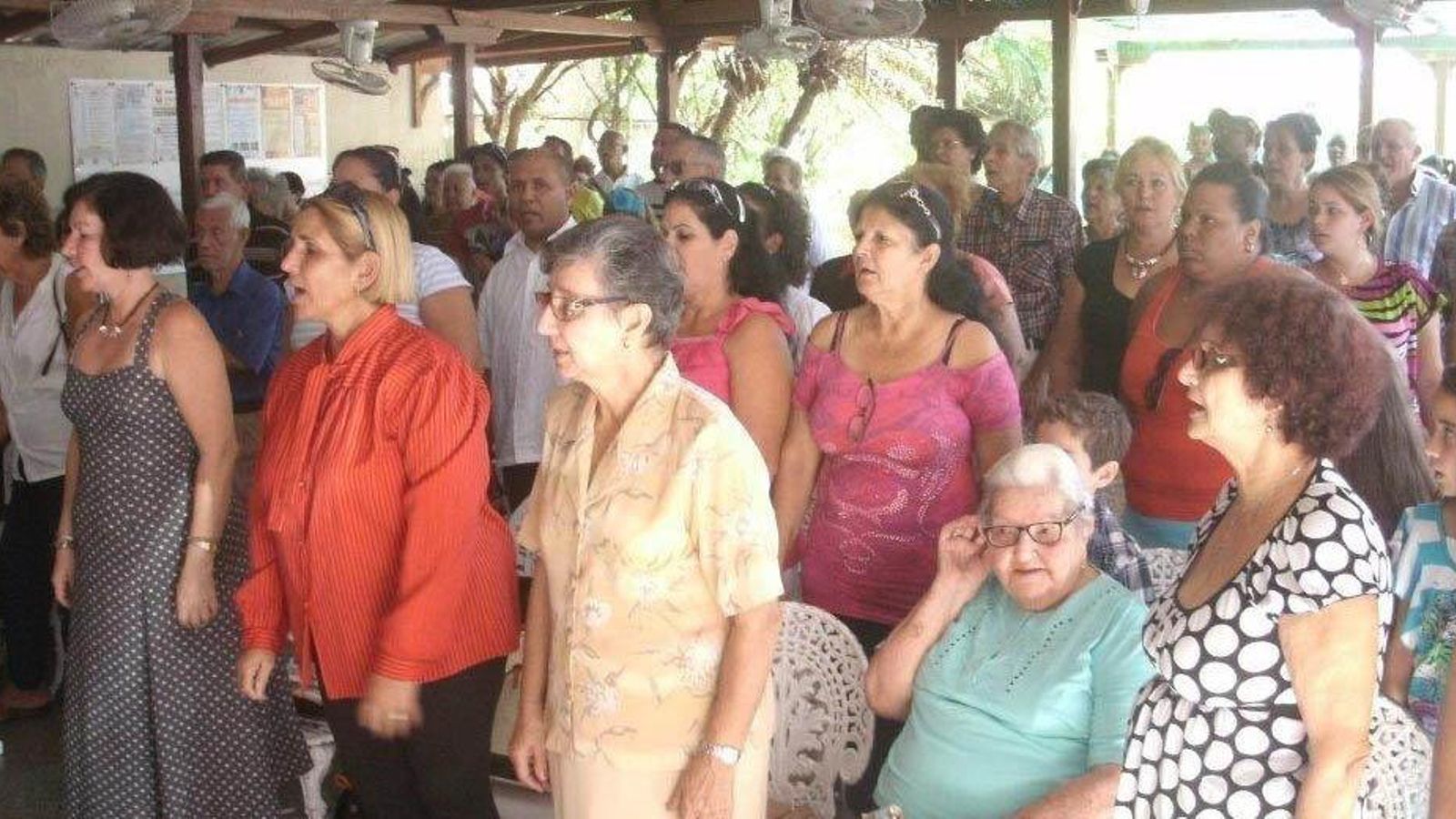 Cantando el Himno Nacional