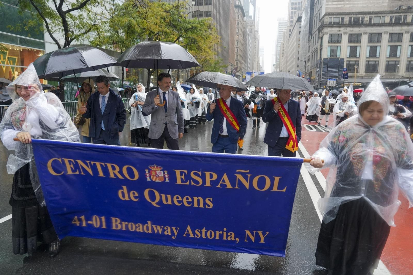 El Centro Español de Queens portando una pancanrta en el Desfile de la Hispanidad