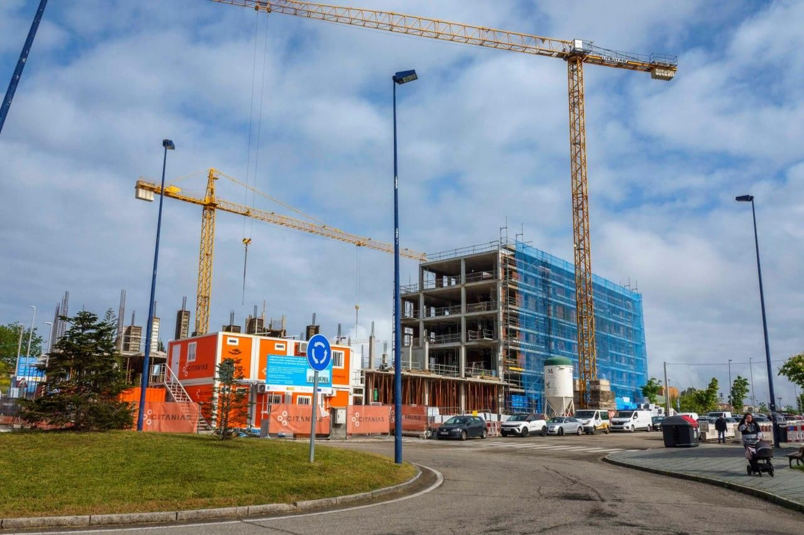 Uno de los edificios de viviendas en construcción en la nueva fase del polígono de Navia, impulsado por la Xunta.