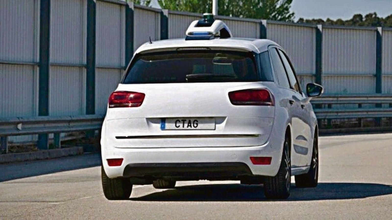 Prueba de un coche autónomo en CTAG.