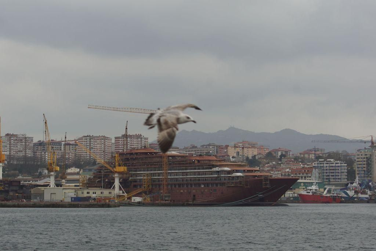 Las empresas que trabajan en el barco tendrán que comprobar su estado tras más de cuatro meses parado.