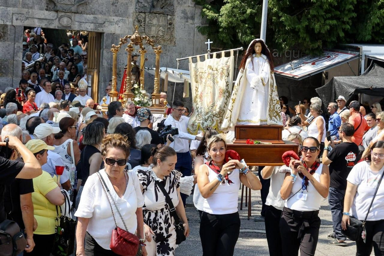 Galería | Vigo se vuelca con San Roque en una jornada marcada por el calor