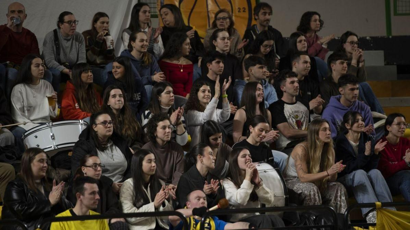 Mucha juventud, llegados desde el campus universitario de Ourense, en la grada de animación.