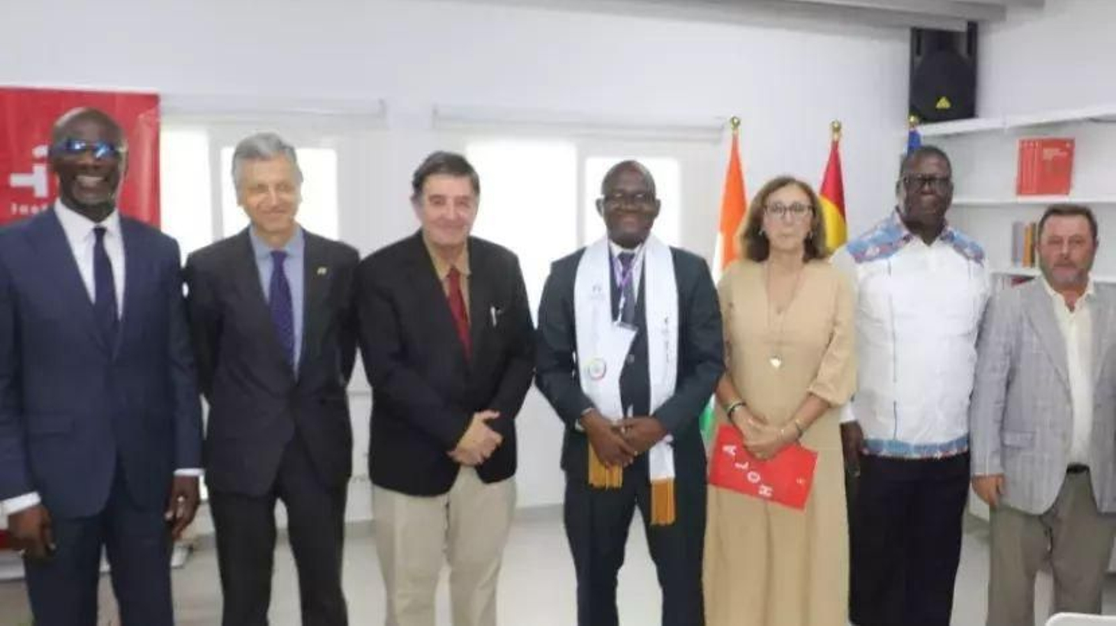 Foto de familia de los asistentes
