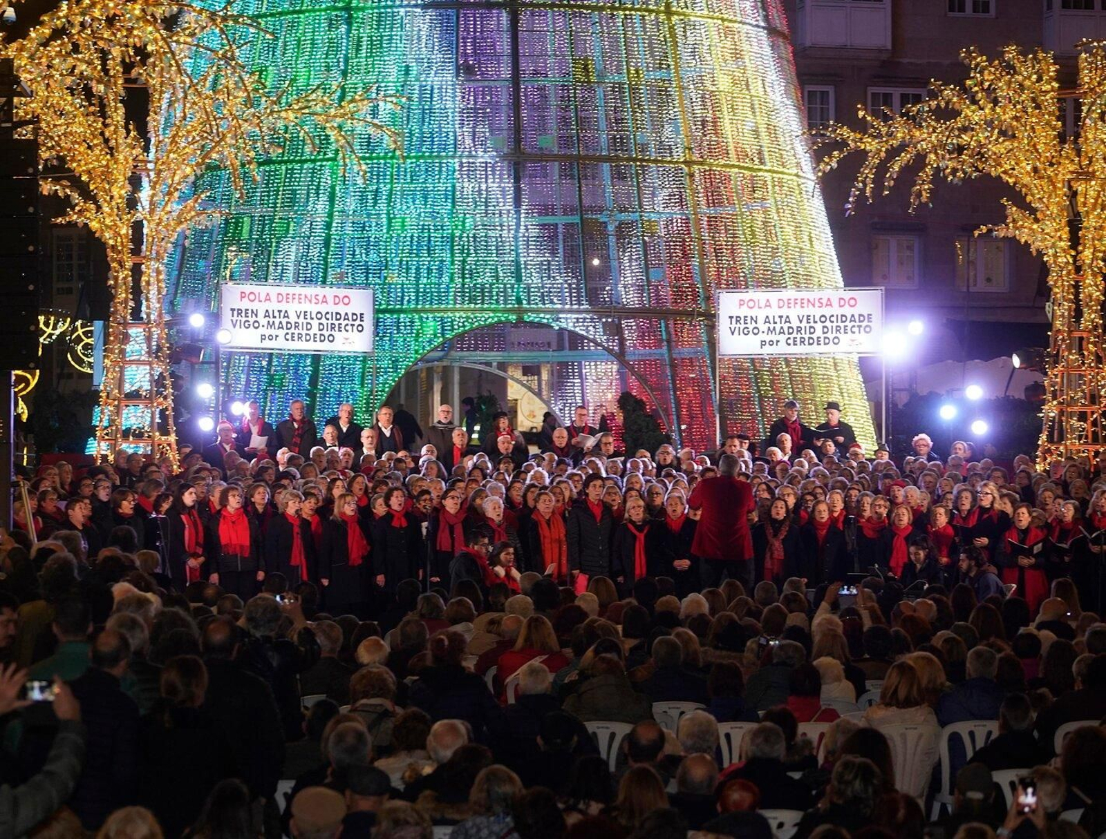 Concierto protesta de Acopovi junto al árbol de Navidad.