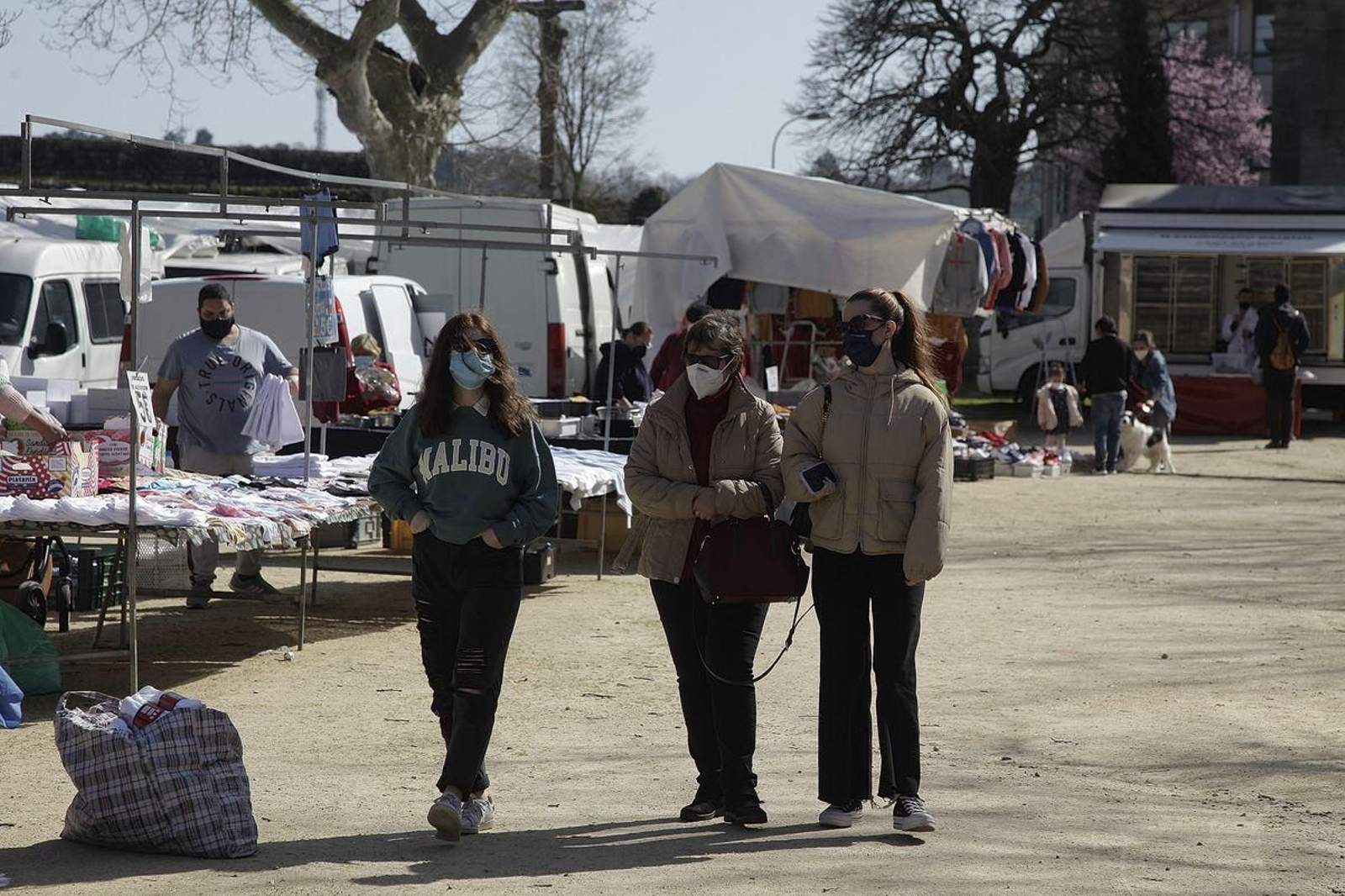 Visitantes a la feria alaricana este sábado. (Foto Miguel Ángel)